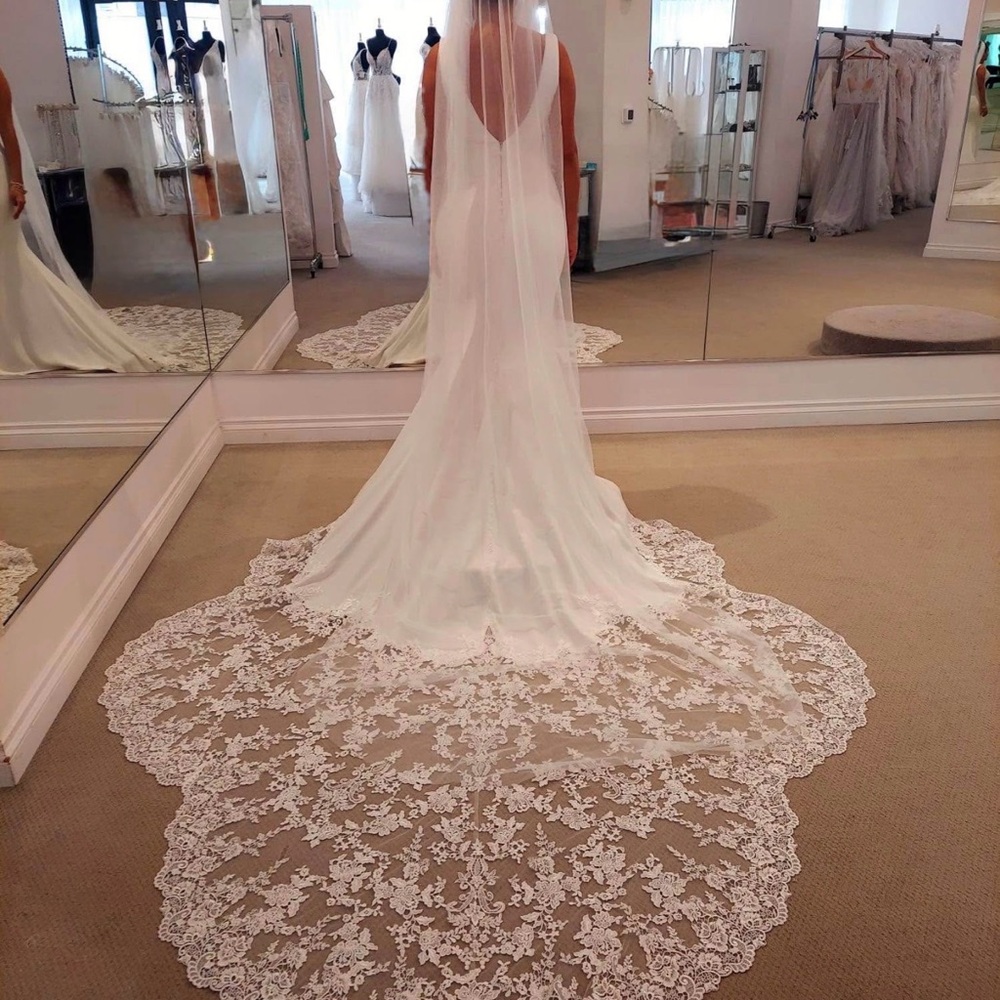 Elegant White Lace Wedding Dress